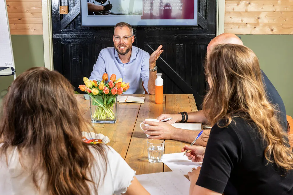 Jan Jelle in gesprek met deelnemers aan een training