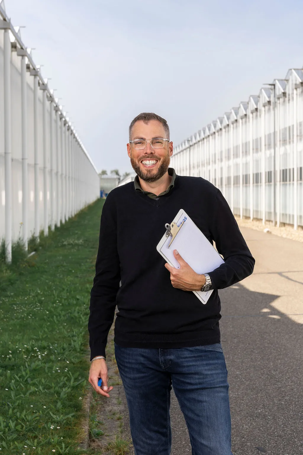 Jan Jelle Spit met auditdocumenten bij een kas
